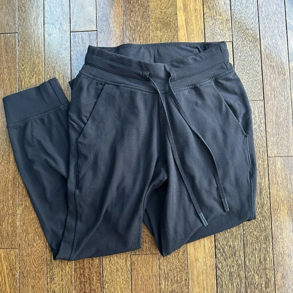 Lululemon High-Rise Cropped Jogger (sz 2)
